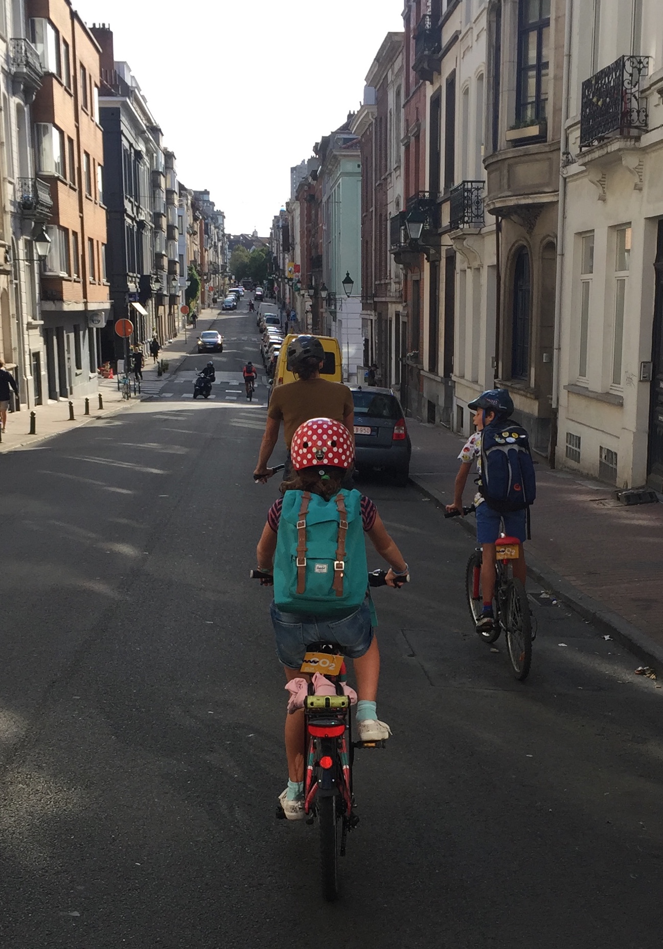 Enfants sur le chemin de l'école à vélo, Bruxelles