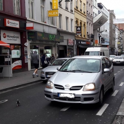Pose de potelets pour protéger la piste cyclable de la chaussée de Wavre