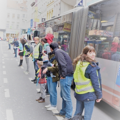 Chaine humaine pour défendre la piste cyclable de la chaussée de Wavre